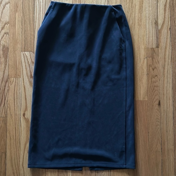 Lululemon sz 6 Softstreme High-Rise Midi Skirt
Black, new without tags - Picture 3 of 13